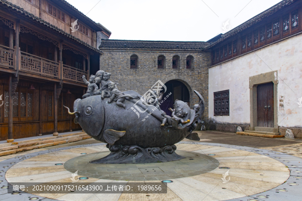 鯉魚躍龍門雕像