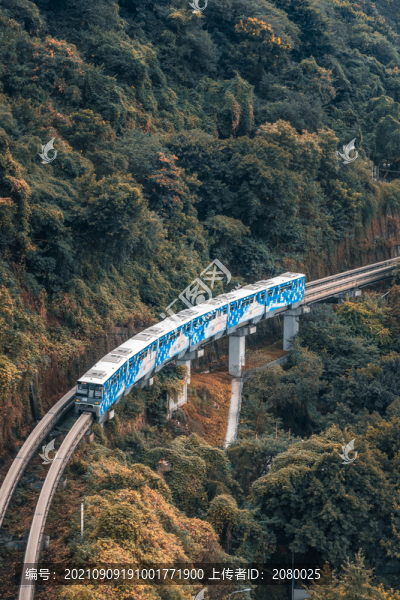 重慶輕軌行駛中的列車