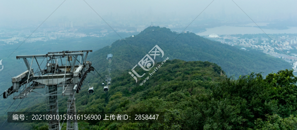 紫金山俯瞰煙雨中南京城