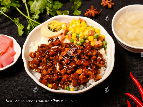 鹵肉套飯