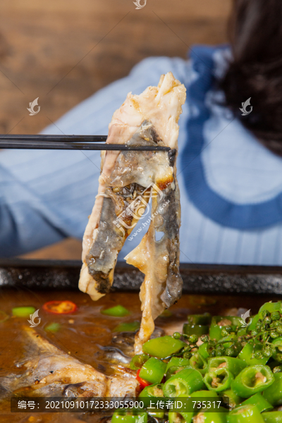 炭火烤魚(yú)