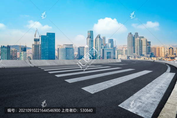 公路彎道和建筑群背景