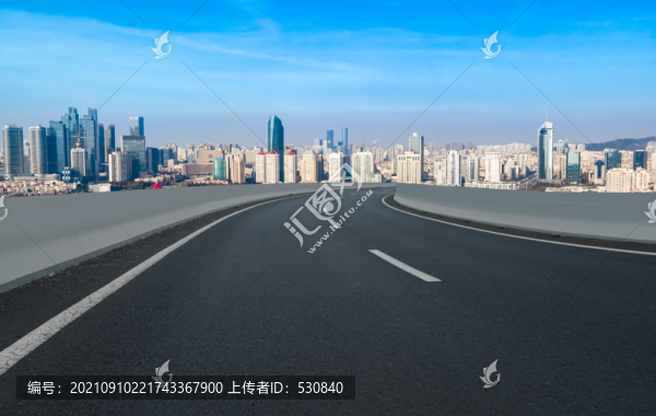公路彎道和現(xiàn)代建筑