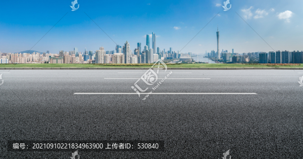 柏油馬路和金融區(qū)建筑
