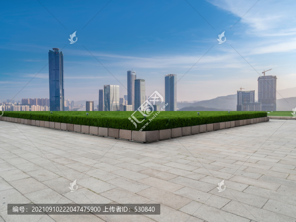 地磚地面和建筑群背景