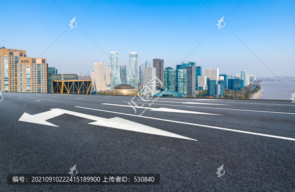 高速公路行車道和金融區(qū)建筑