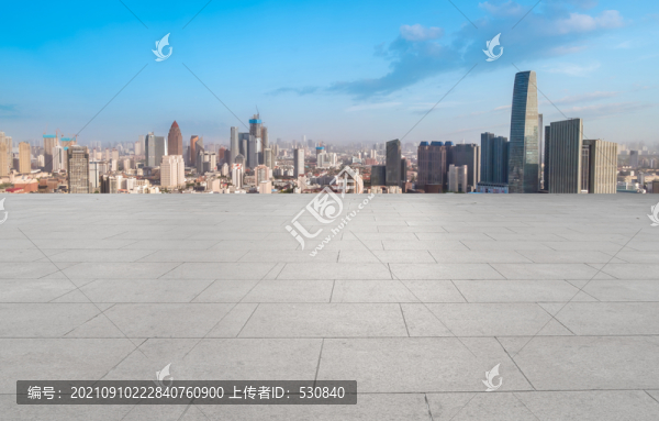 道路地面和城市建筑群背景
