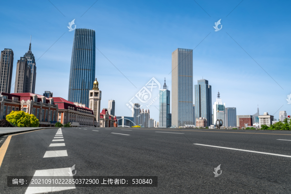 道路地面和城市建筑群背景