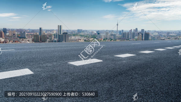 公路行車道和現(xiàn)代建筑