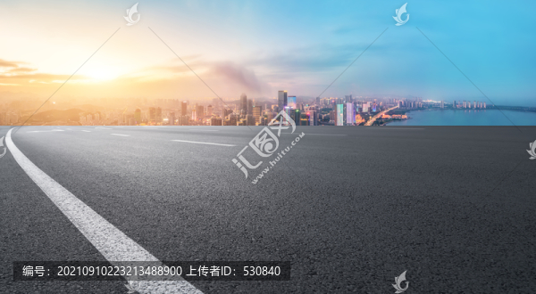 高速公路天際線和現(xiàn)代建筑