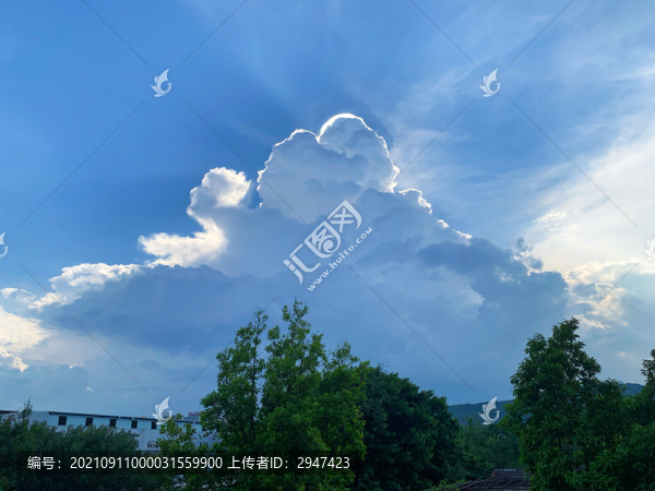 云朵邊緣的光