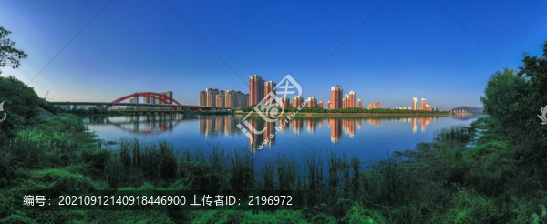寬幅高清碧水藍(lán)天城市倒影全景