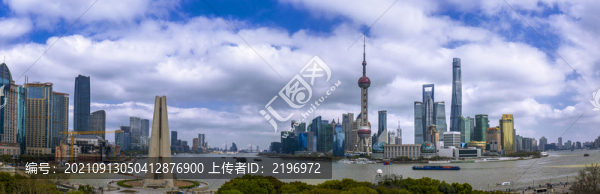 寬幅藍天白云下的上海外灘全景