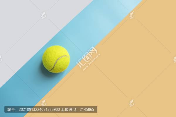 拼接背景中放著一只網球