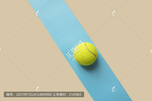 拼接背景中放著一只網(wǎng)球