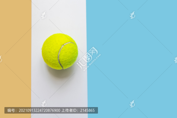 拼接背景中放著一只網(wǎng)球