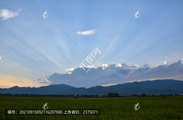 藍(lán)調(diào)時(shí)刻的丁達(dá)爾光