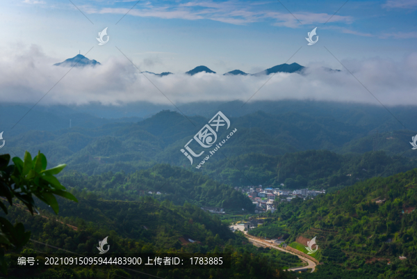 山村晨霧