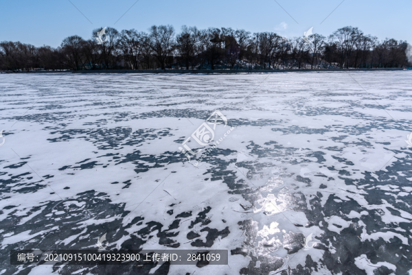 沈陽清昭陵北陵公園冰凍的湖面