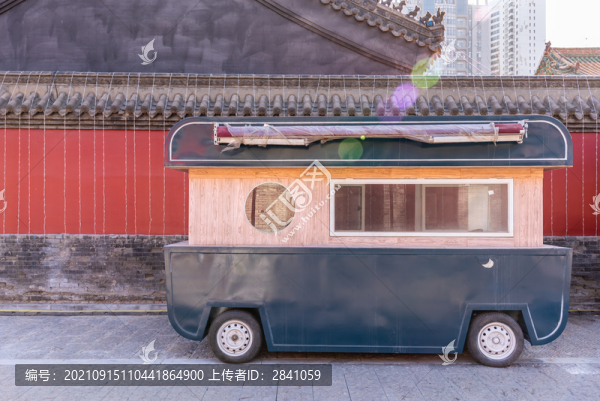 中國宮墻古建筑背景前的室外餐車