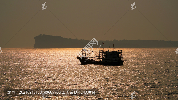 剪影夕陽(yáng)逆光海面漁船