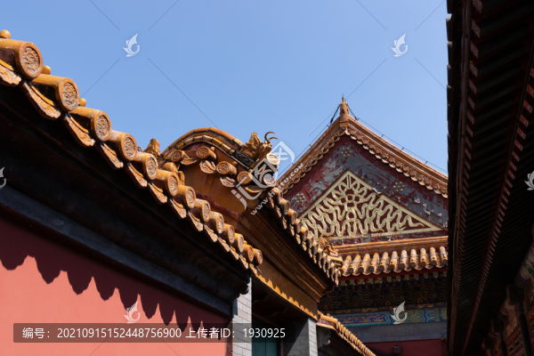 北京頤和園長廊旁古建筑