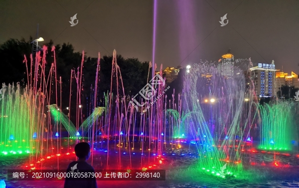 夜色下璀璨的噴泉