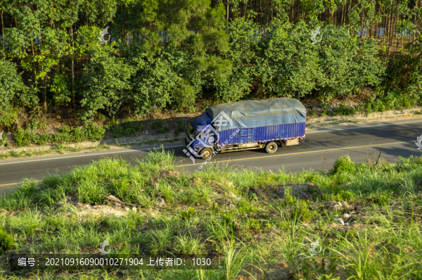 公路上的貨車