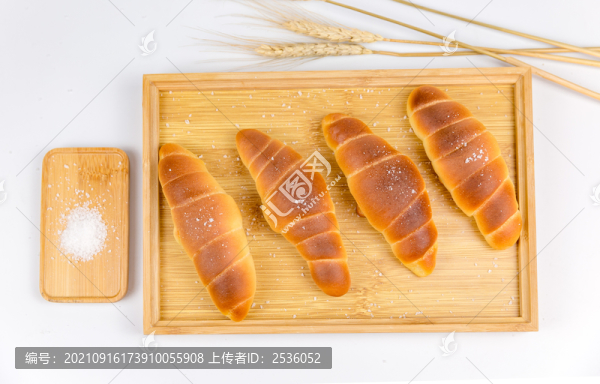牛角包白底