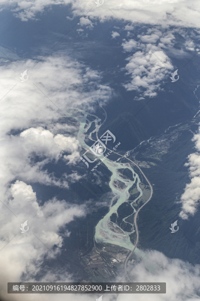航拍雪山云海河流