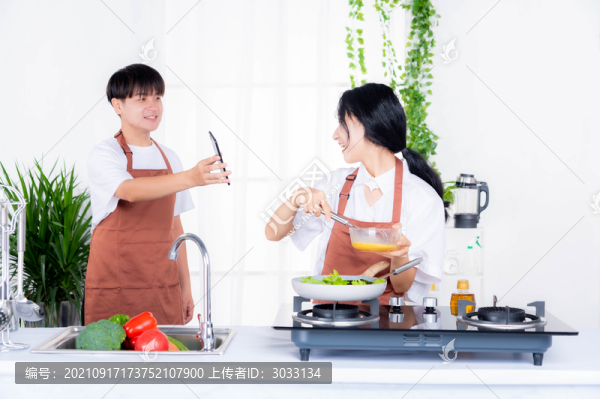 情侶在廚房做飯