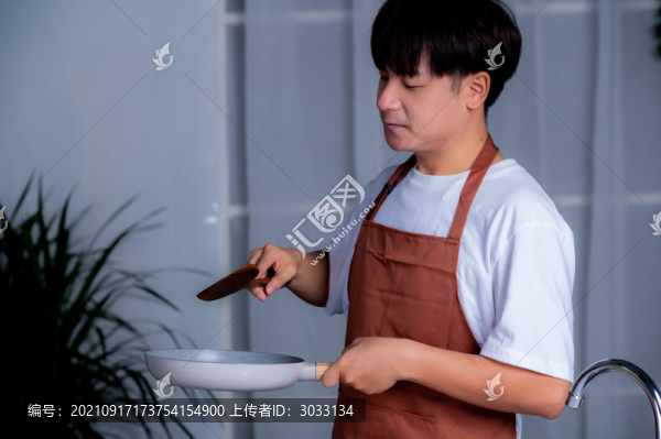 男士在廚房做飯