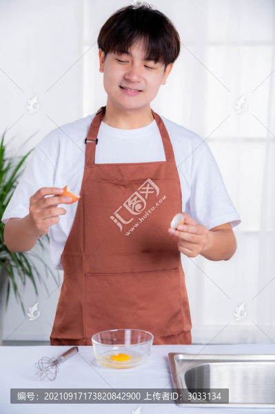 男主在廚房打雞蛋