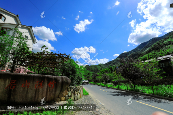 藍(lán)天白云下的山村