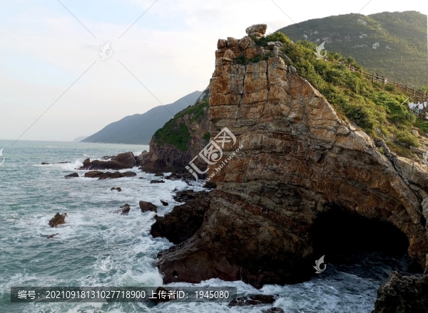 鹿嘴崖人魚(yú)洞