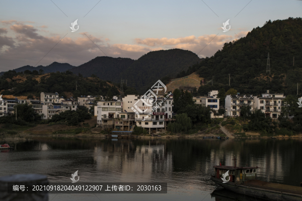 江邊的建筑