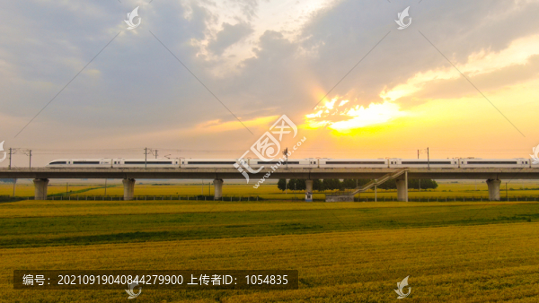 中國(guó)高鐵農(nóng)田麥地夕陽