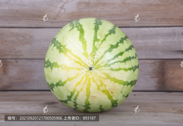 放在桌子上的一個(gè)青皮西瓜