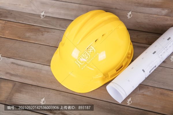 黃色安全帽和卷著的圖紙