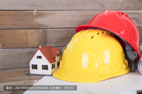 建筑安全帽和圖紙及一個(gè)小房子