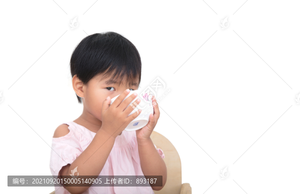 白背景前三歲兒童手捧小碗吃飯