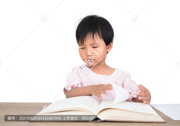 女孩坐在桌子邊翻看桌子上的書
