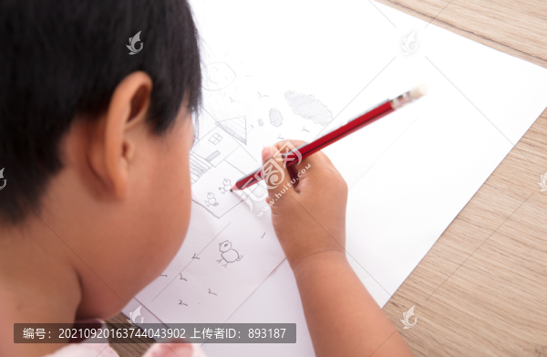 幼兒園的小女孩在認(rèn)真的畫簡筆畫