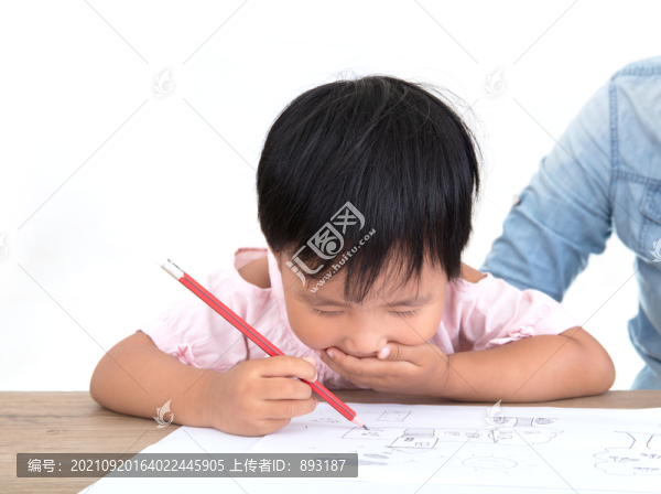 小女孩手捂著嘴畫(huà)畫(huà)