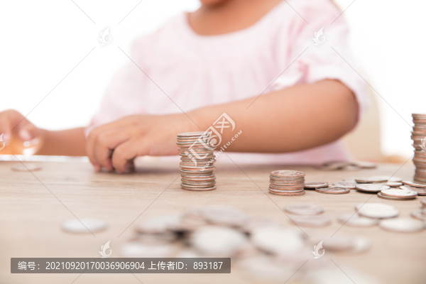 小孩子在擺放桌子上的硬幣