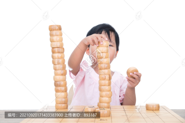 興致勃勃的擺弄中國象棋棋子