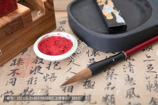 中國(guó)書(shū)法作品和毛筆及硯臺(tái)和印泥