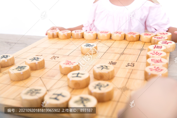 擺滿中國象棋棋子的棋盤