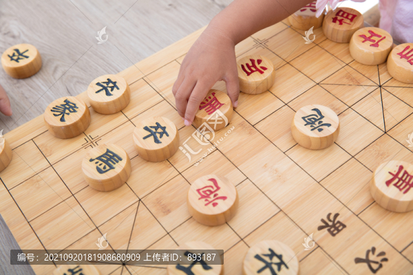 擺滿中國象棋棋子的棋盤