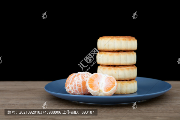 中秋的月餅和剝好的橘子